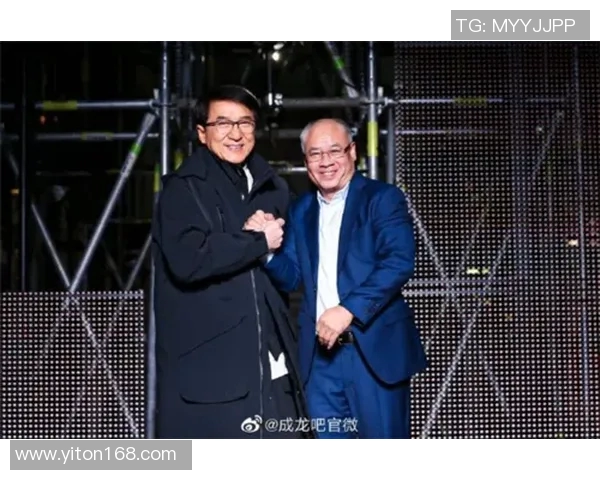 足球明星与成龙同框高清图片欣赏展现体育与电影的完美结合