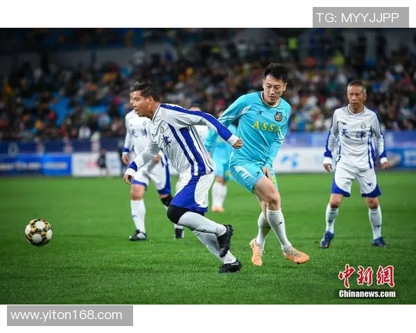 足球明星球员合照瞬间展现团队精神与友谊的珍贵时刻 足球明星球员合照瞬间展现团队精神与友谊的珍贵时刻