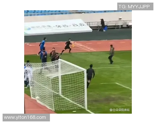 足球明星激烈冲突现场视频曝光球迷热议背后真相与影响 足球明星激烈冲突现场视频曝光球迷热议背后真相与影响